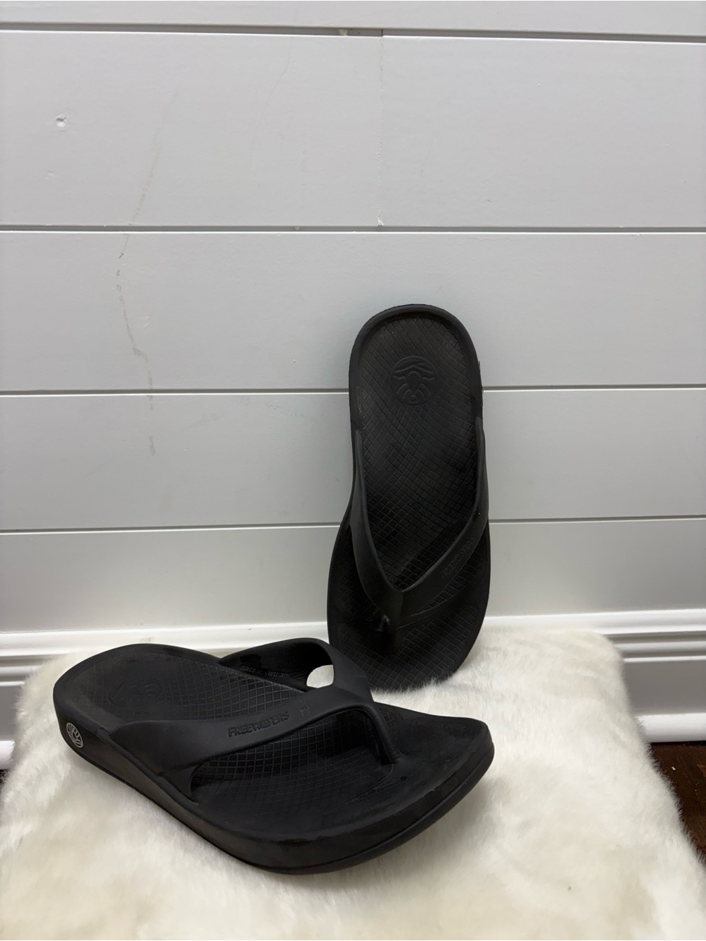 Freewaters Black Men's Contoured Flip Flops